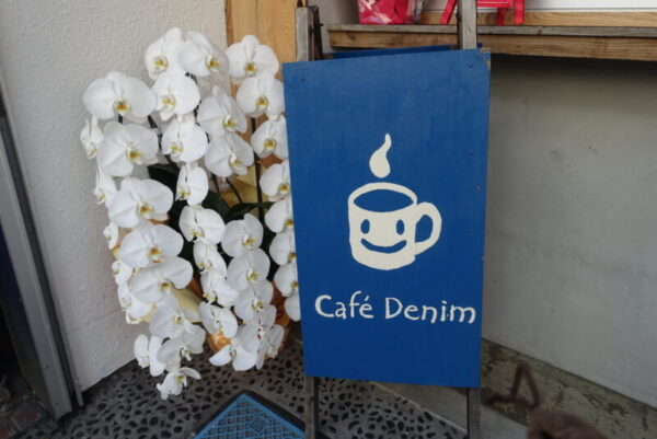 Cafe denimmの看板
