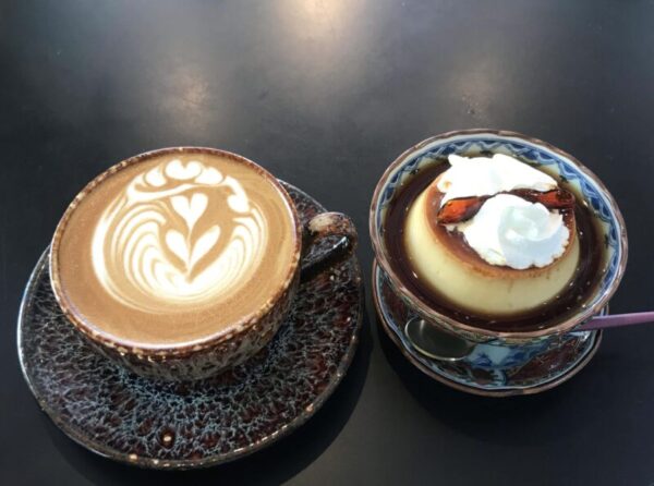 LIWEI COFFEE STANDカフェラテと自家製プリン