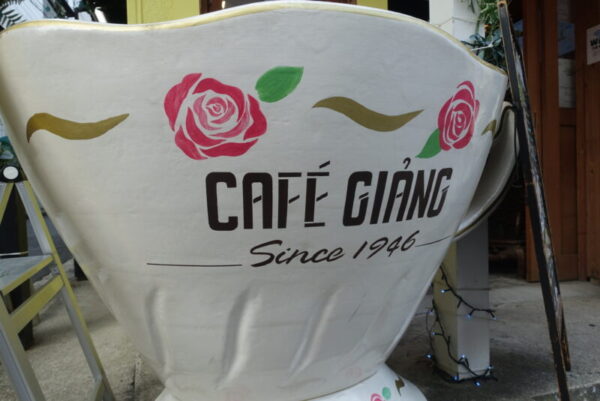 CAFÉ GIẢNGさん店頭の大きなマグカップ