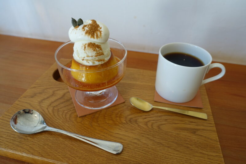 ノチハレ珈琲店のコーヒー（ブラジル）とかぼちゃプリンアイスクリーム添え