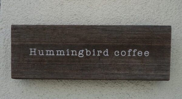 Hummingbird coffee　入り口のプレート